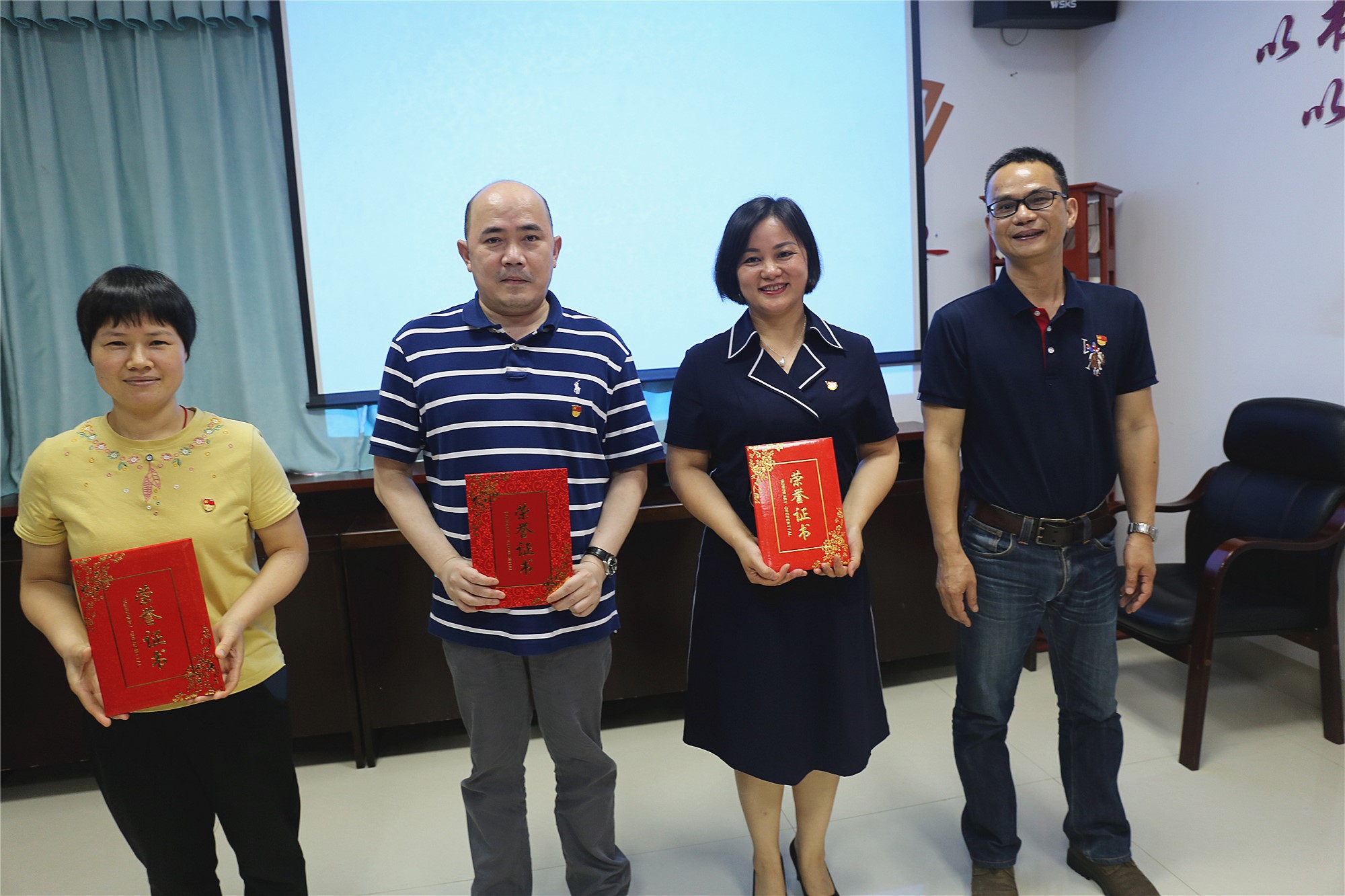 優(yōu)勝者頒獎合影_副本.jpg 優(yōu)勝者頒獎合影_副本.jpg